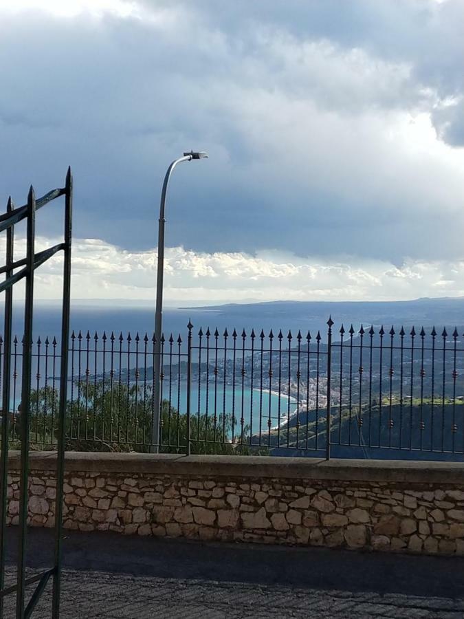 Sunshine Apartment Taormina Esterno foto